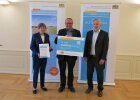 Coburger Handtuch und Matten - Service GmbH, Rödental: Regierungspräsidentin von Oberfranken Heidrun Piwernetz mit Geschäftsführer Jochen Krause und Ministerialrat Ralph Annau, Referatsleiter 95 des Bayerischen Staatsministeriums für Wirtschaft, Landesentwicklung und Energie.